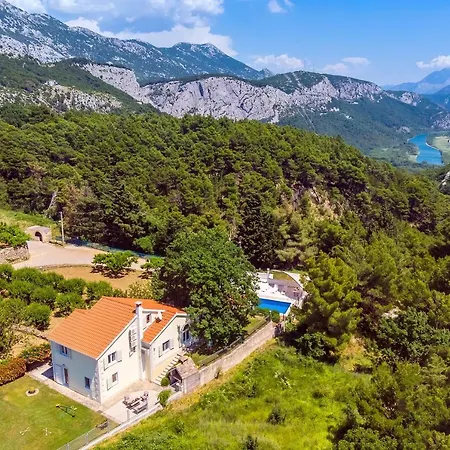 Provos Villa Tugare